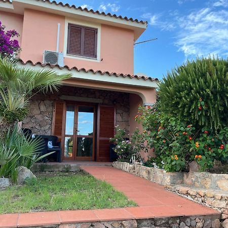 Casa Sviluppata Su Due Piani Con Doppia Veranda E Parcheggio Privato San Teodoro  Bagian luar foto
