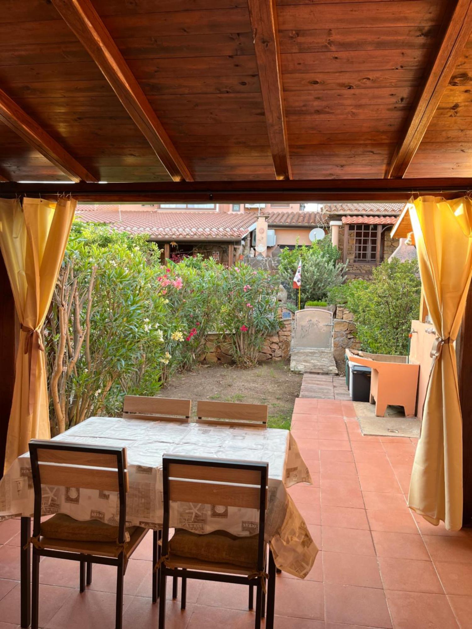 Casa Sviluppata Su Due Piani Con Doppia Veranda E Parcheggio Privato San Teodoro  Bagian luar foto