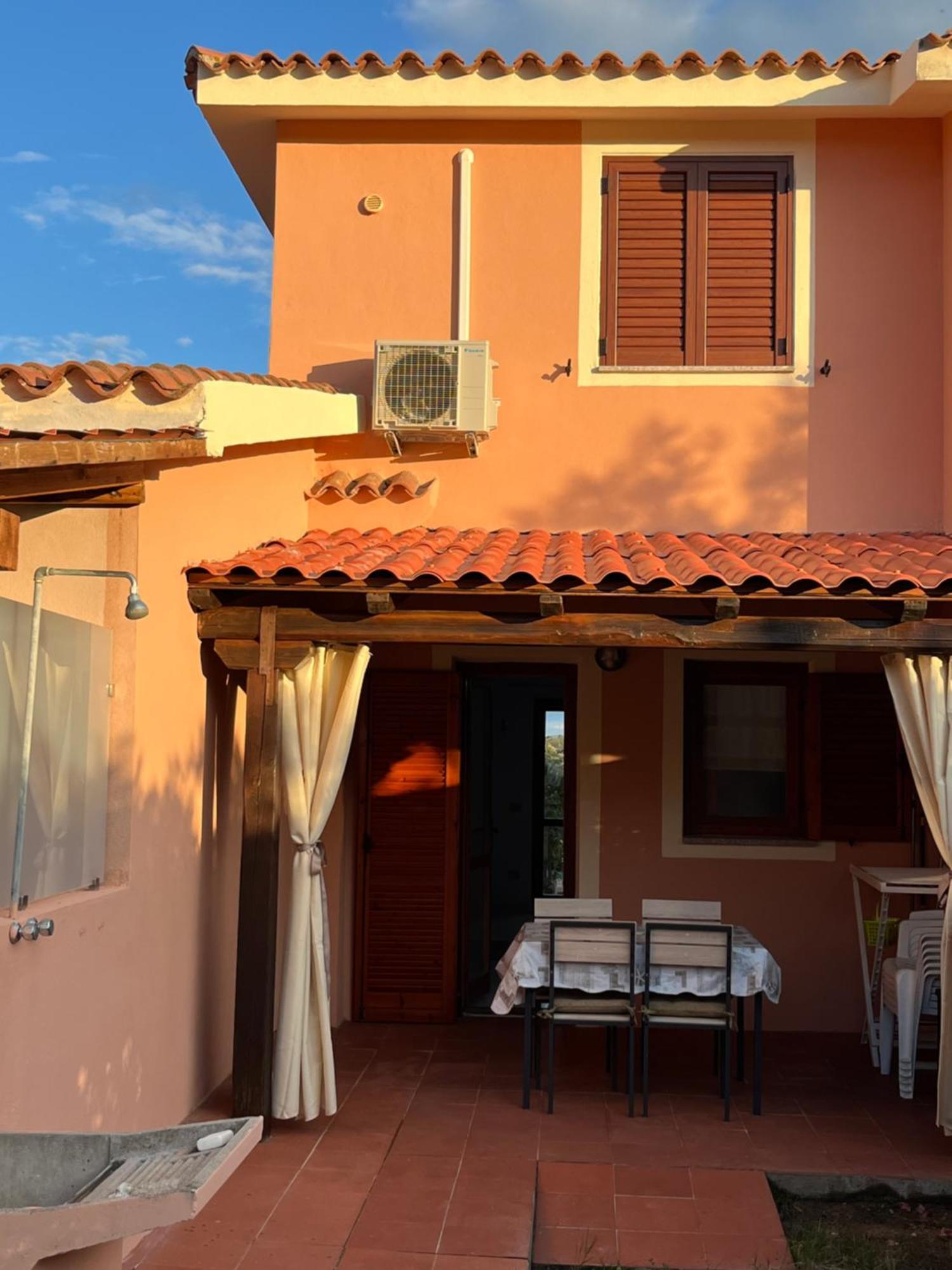 Casa Sviluppata Su Due Piani Con Doppia Veranda E Parcheggio Privato San Teodoro  Bagian luar foto