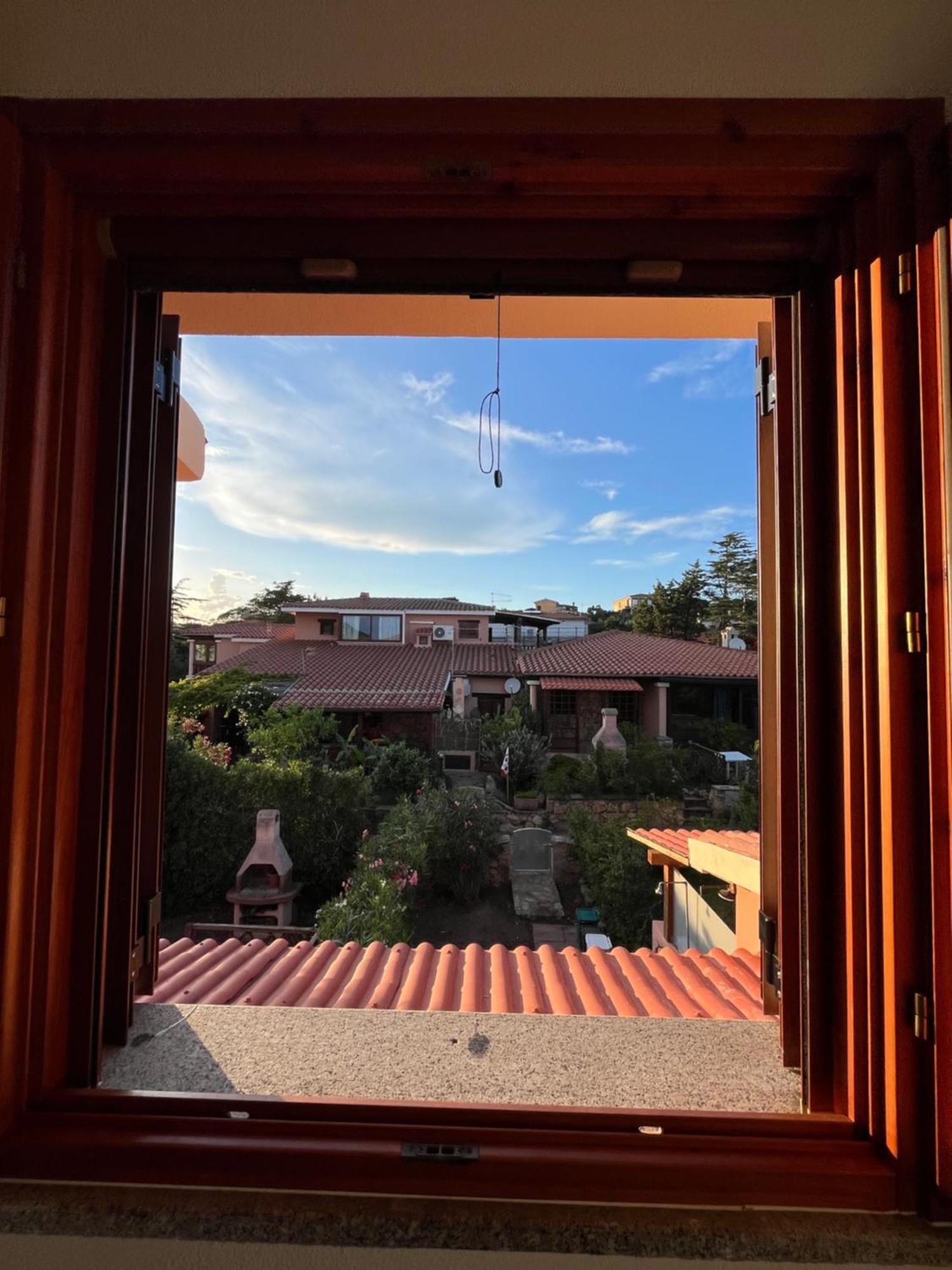 Casa Sviluppata Su Due Piani Con Doppia Veranda E Parcheggio Privato San Teodoro  Bagian luar foto