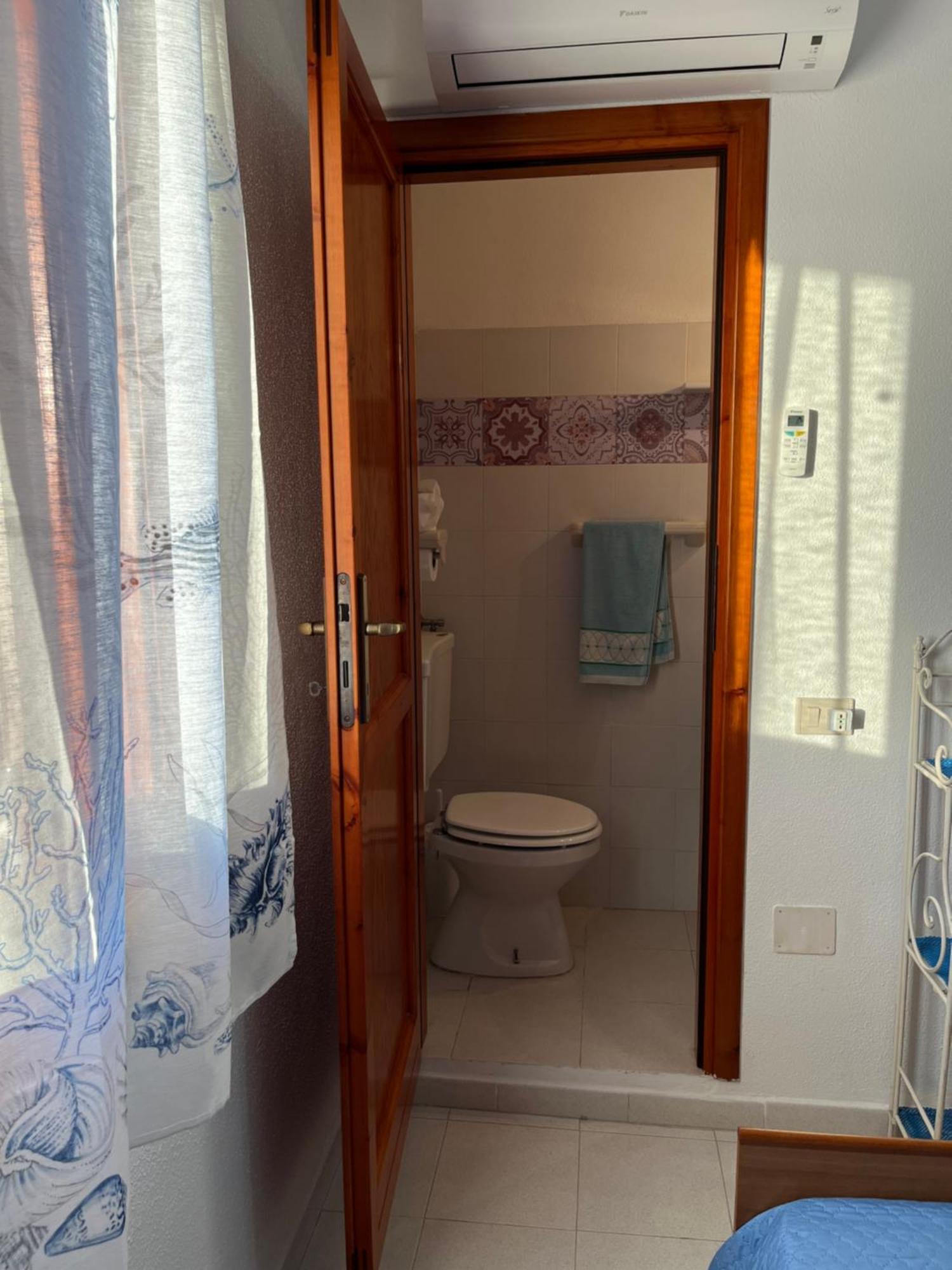 Casa Sviluppata Su Due Piani Con Doppia Veranda E Parcheggio Privato San Teodoro  Bagian luar foto