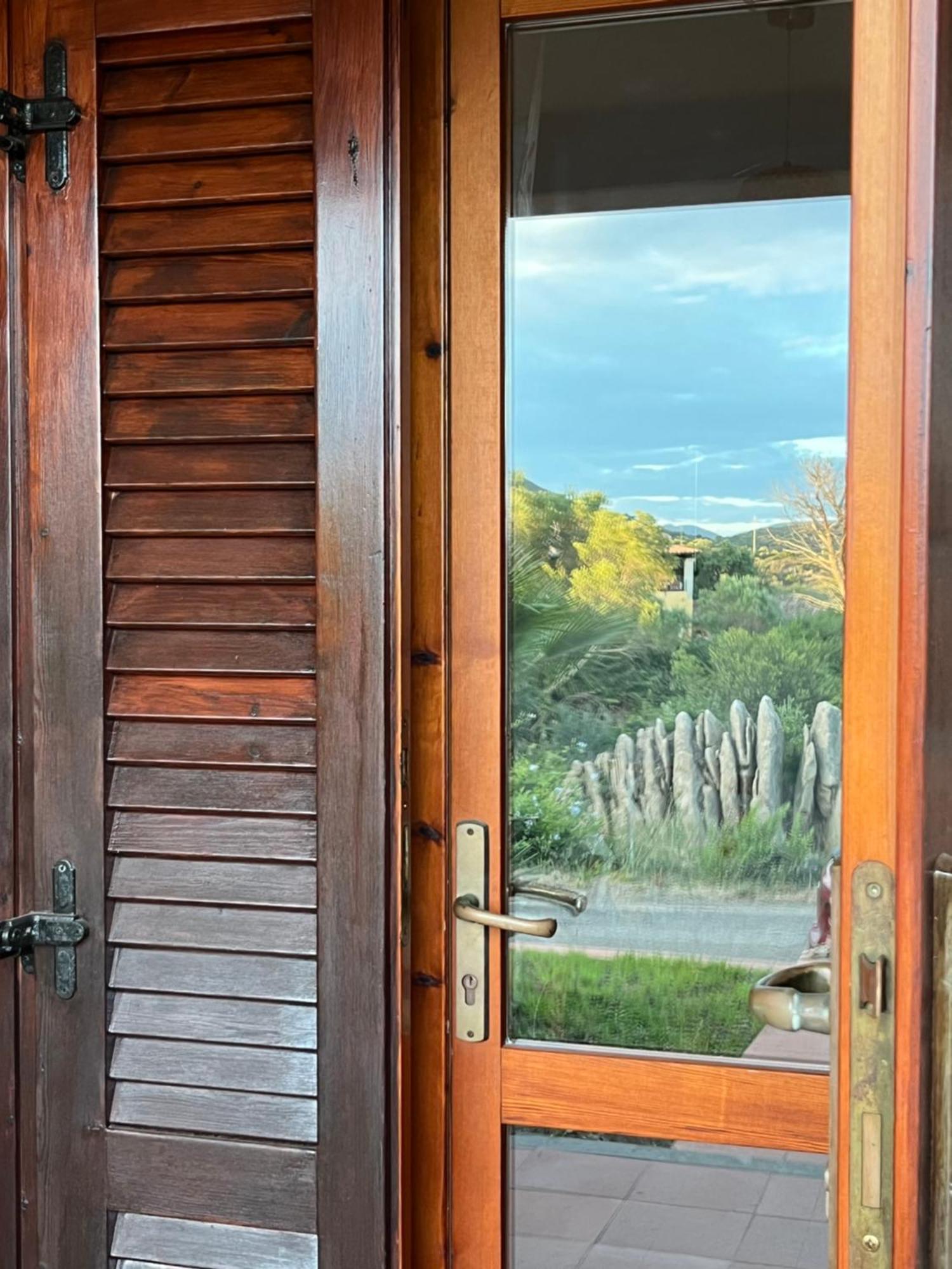 Casa Sviluppata Su Due Piani Con Doppia Veranda E Parcheggio Privato San Teodoro  Bagian luar foto
