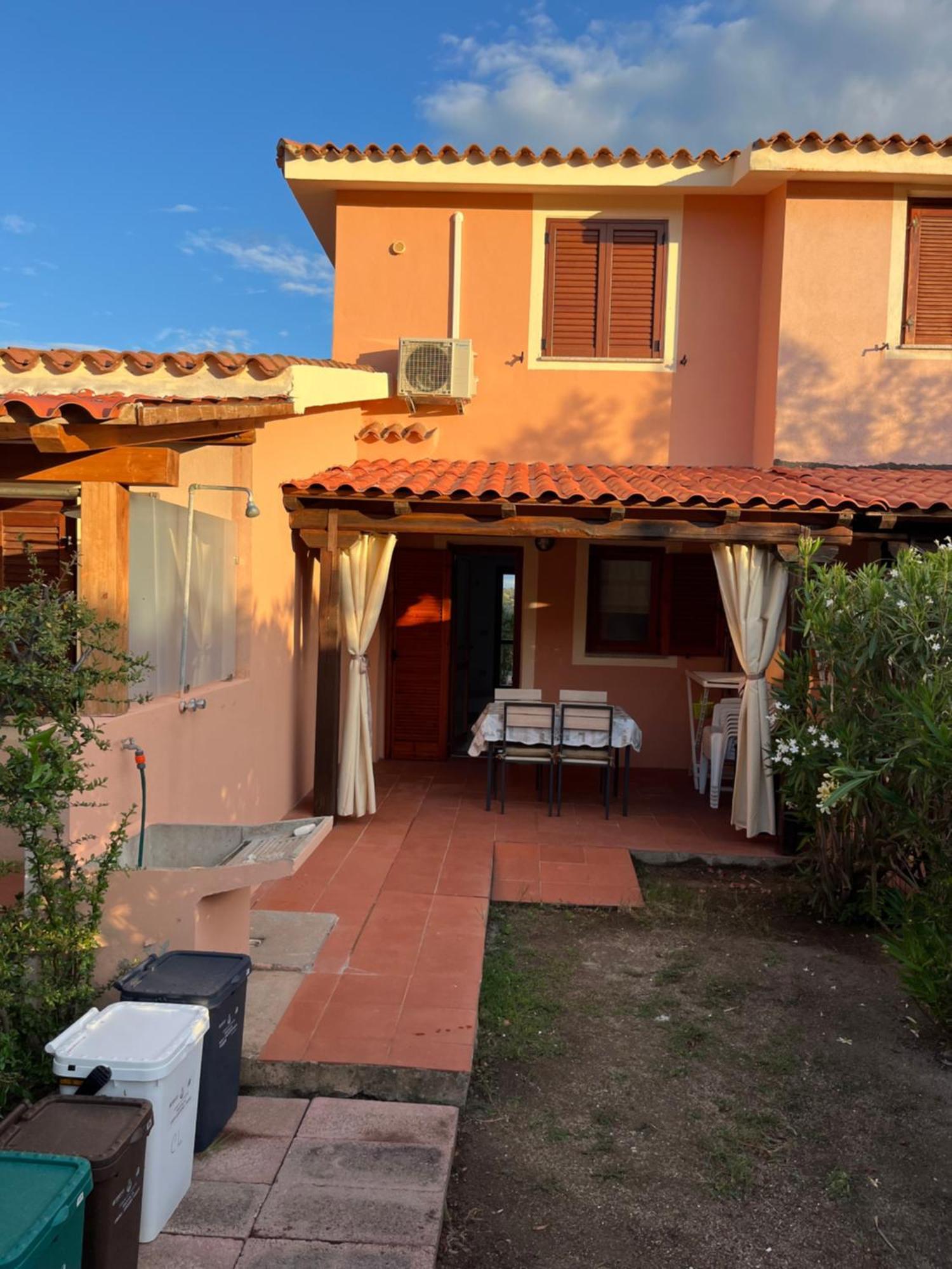 Casa Sviluppata Su Due Piani Con Doppia Veranda E Parcheggio Privato San Teodoro  Bagian luar foto