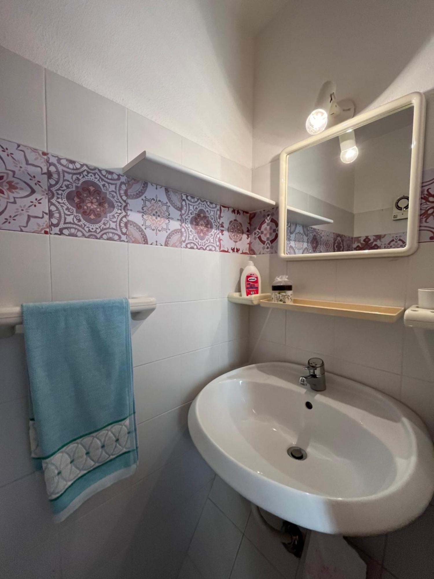 Casa Sviluppata Su Due Piani Con Doppia Veranda E Parcheggio Privato San Teodoro  Bagian luar foto