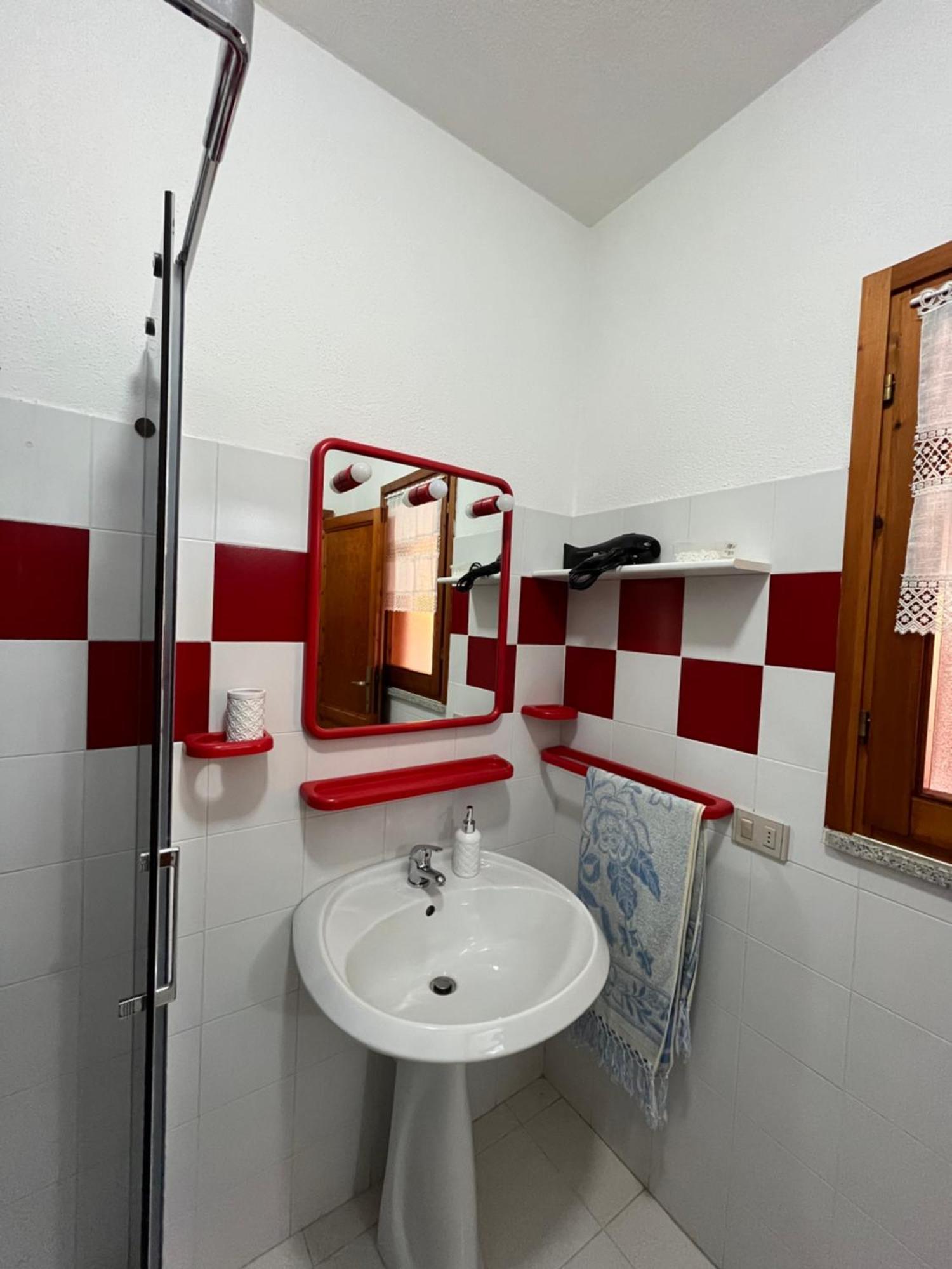 Casa Sviluppata Su Due Piani Con Doppia Veranda E Parcheggio Privato San Teodoro  Bagian luar foto