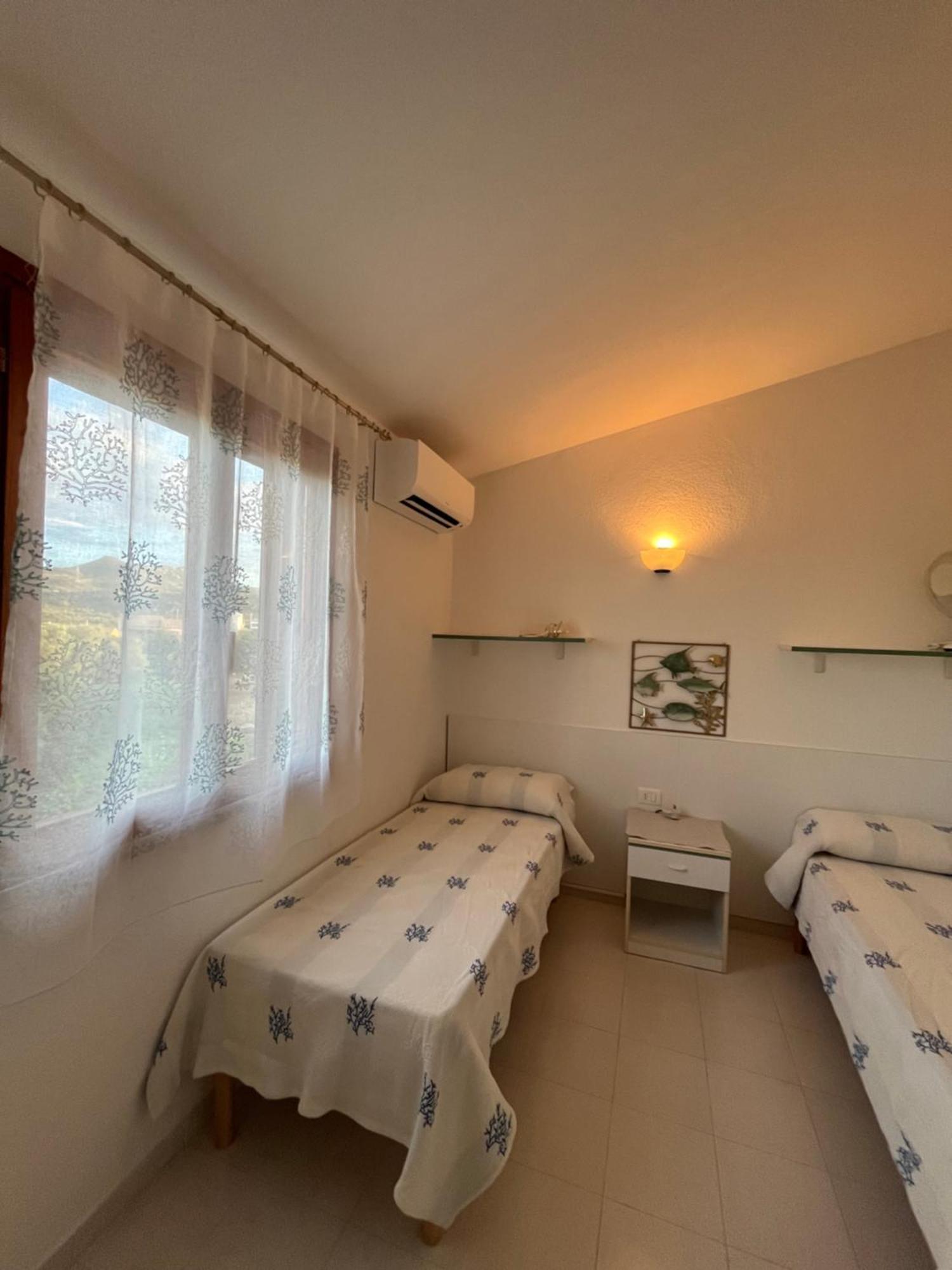 Casa Sviluppata Su Due Piani Con Doppia Veranda E Parcheggio Privato San Teodoro  Bagian luar foto