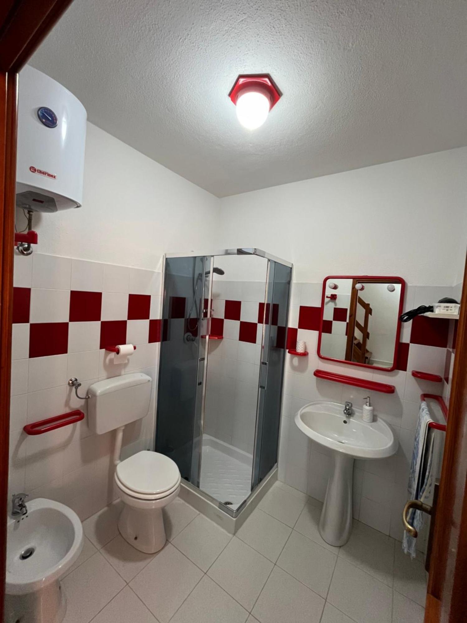 Casa Sviluppata Su Due Piani Con Doppia Veranda E Parcheggio Privato San Teodoro  Bagian luar foto
