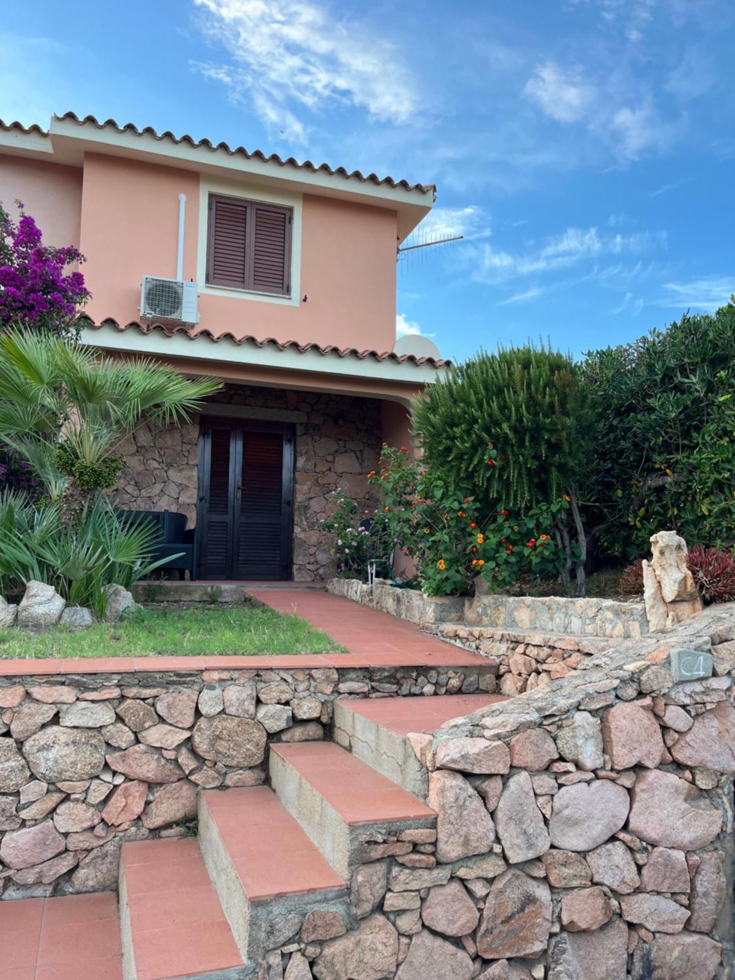 Casa Sviluppata Su Due Piani Con Doppia Veranda E Parcheggio Privato San Teodoro  Bagian luar foto