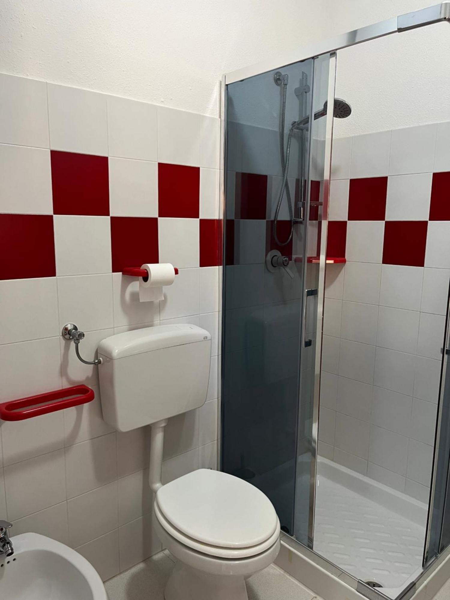 Casa Sviluppata Su Due Piani Con Doppia Veranda E Parcheggio Privato San Teodoro  Bagian luar foto