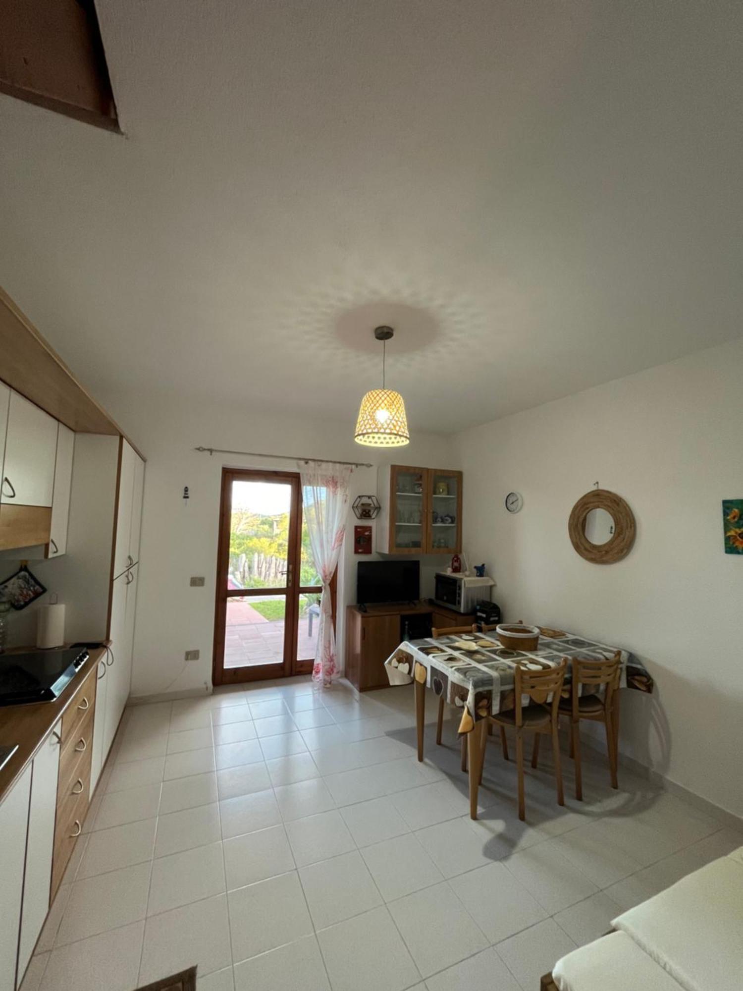 Casa Sviluppata Su Due Piani Con Doppia Veranda E Parcheggio Privato San Teodoro  Bagian luar foto