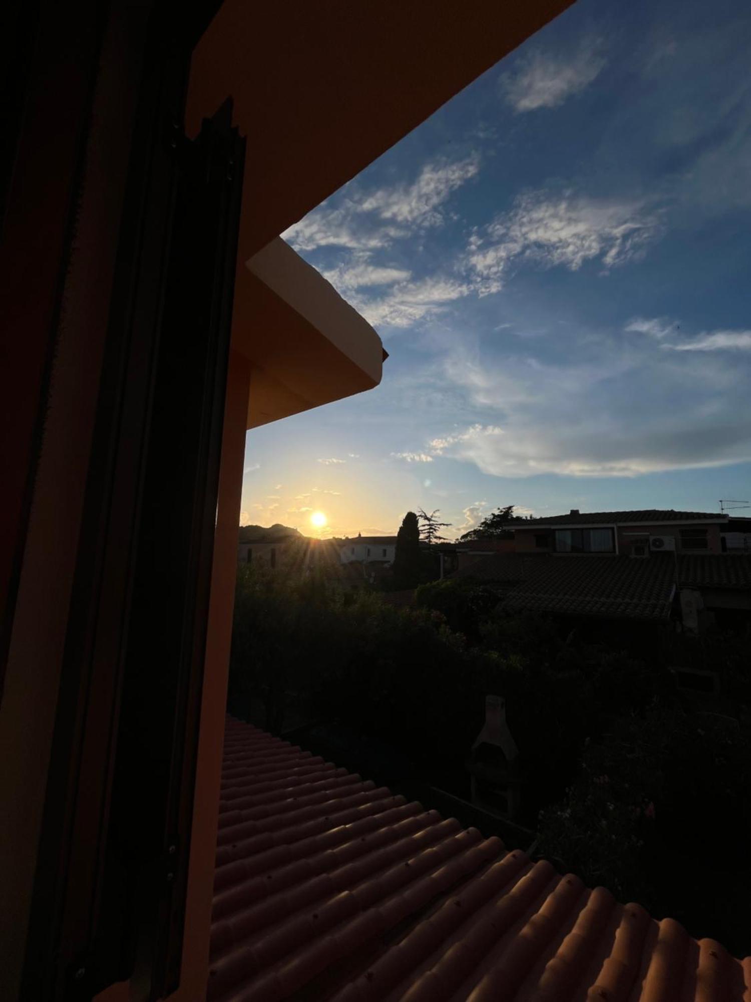 Casa Sviluppata Su Due Piani Con Doppia Veranda E Parcheggio Privato San Teodoro  Bagian luar foto