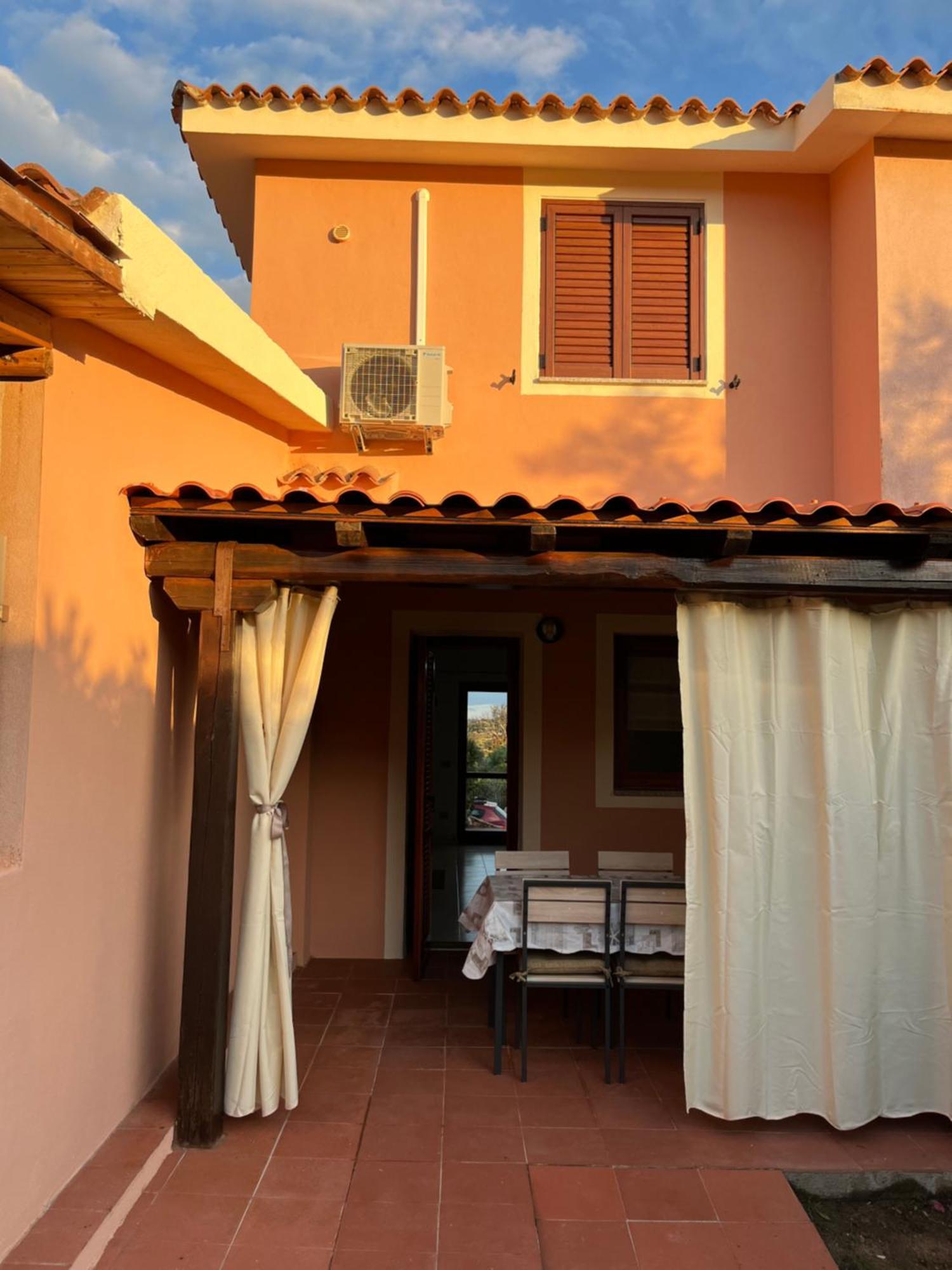 Casa Sviluppata Su Due Piani Con Doppia Veranda E Parcheggio Privato San Teodoro  Bagian luar foto